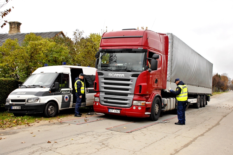 Kravvedējs «Scania» tika svērts 17. oktobra pēcpusdienā, tā masa nepārsniedza atļauto svaru.
Autors: Foto – Ivars Bogdanovs