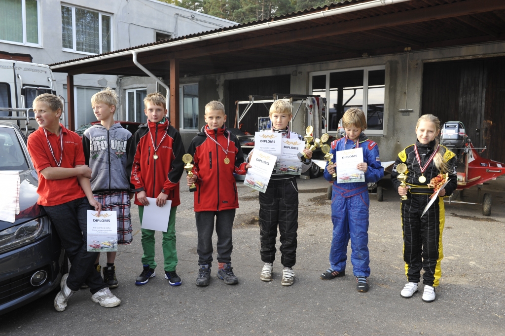 Endija Zaumane (no labās) un Miks Zaharčenoks (trešais no labās) ar medaļām un kausiem Jūrmalas sacensību dalībnieku vidū. 
Autors: J. Zaumanis