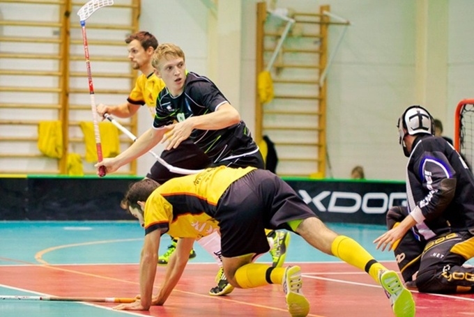 Pēteris Zeltiņš (vidū) pašlaik ir ceturtais rezultatīvākais Latvijas Florbola virslīgas spēlētājs. 
Autors: floorball.lv