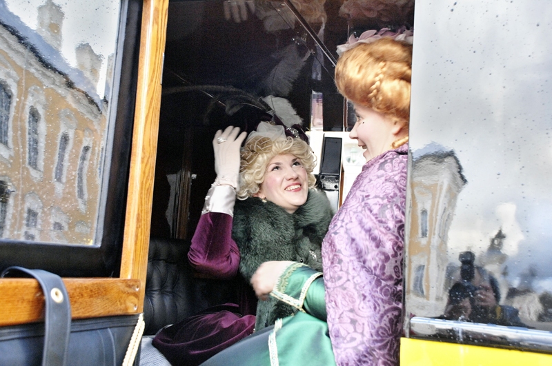 Senlaicīgās pasta karietes griesti tik zemi, ka augstdzimušām dāmām būs jāšķiras no parūkām vai jāizvēlas vienkāršākas sasukas.
Autors: Foto – Ivars Bogdanovs