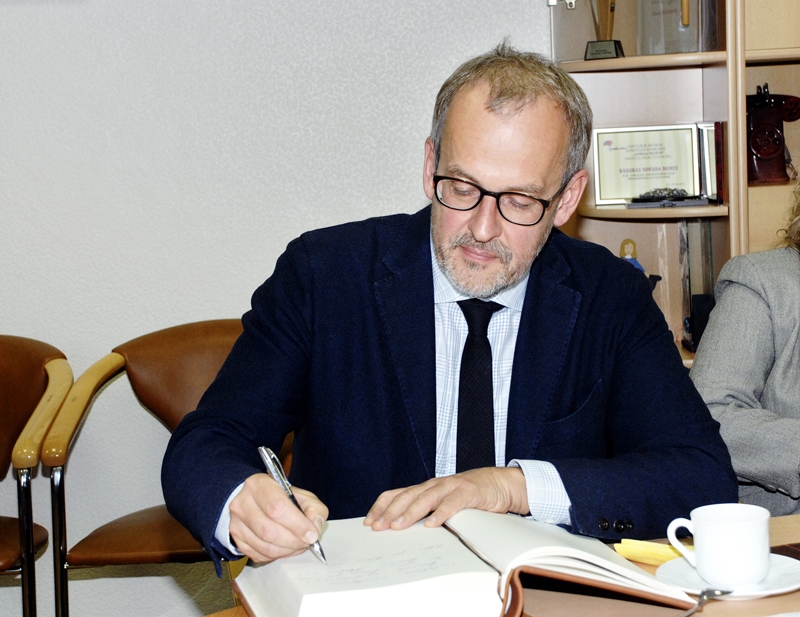 Roberts Zīle, Eiropas Parlamenta deputāts, parakstās Bauskas novada viesu grāmatā.
Autors: Foto – Ivars Bogdanovs