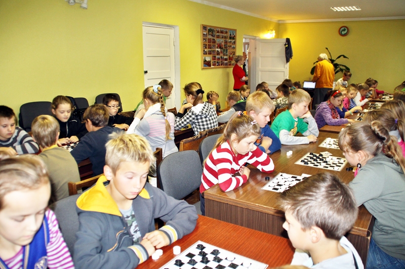 Dambretes sacensībās ceturto un piekto klašu grupā piedalījās 48 dalībnieki – Bauskas novada Bērnu un jaunatnes sporta skolas zāle bija pārpildīta.
Autors: Uldis Varnevičs