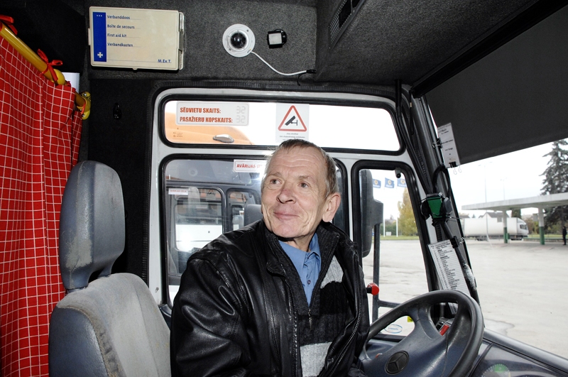 Šoferis Ivars Vanags rāda , ka videonovērošanas kamera atrodas virs vadītāja krēsla.
Autors: Ivars Bogdanovs