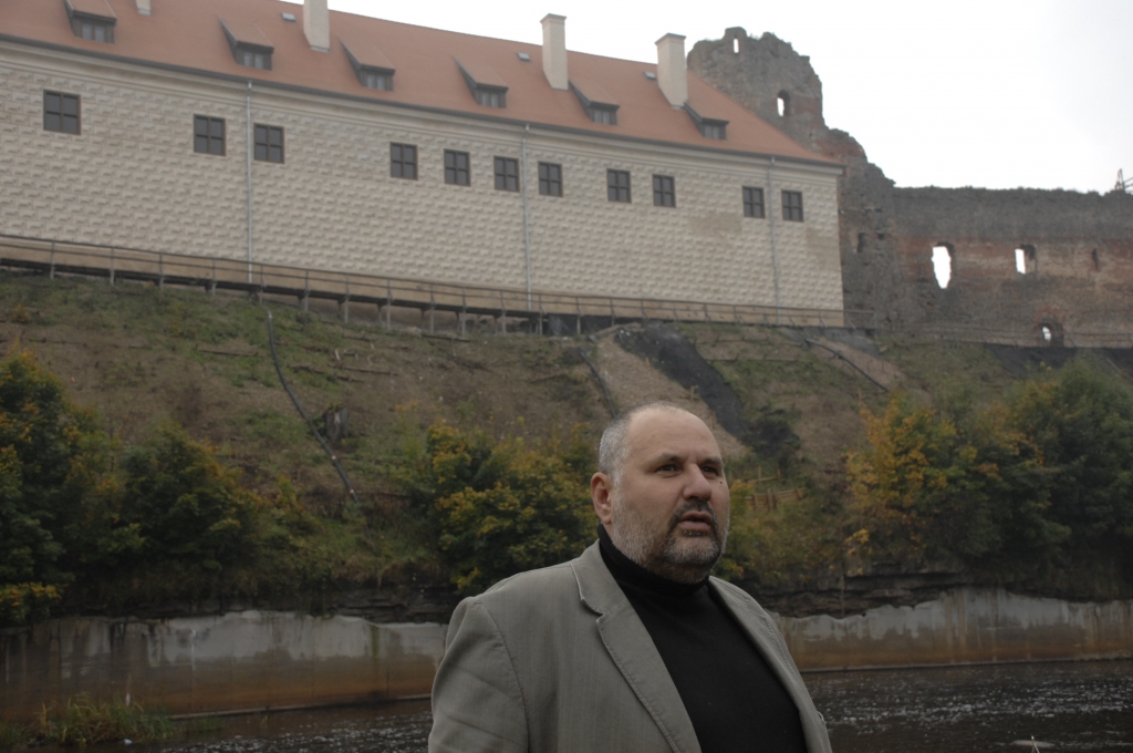 Valsts augstākais apbalvojums – Triju Zvaigžņu ordenis – piešķirts ilggadējam Bauskas pils muzeja direktoram Mārim Skanim. 
Autors: No «Bauskas Dzīves» arhīva.