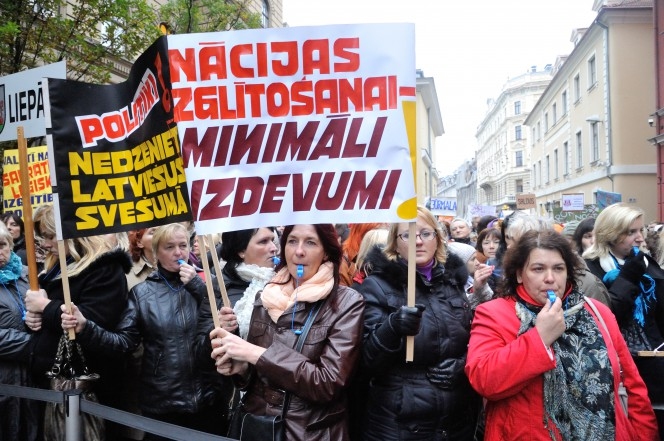 Ap 1000 protestētāju 24. oktobrī piedalījās piketā Rīgā. 
Autors: la.lv