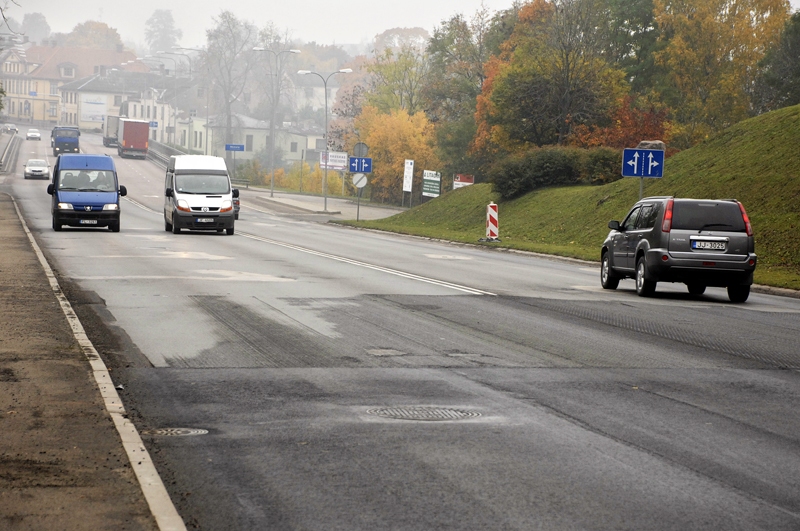 Bauskas novada pašvaldība apņēmusies rast budžetā 30 000 latu, lai salabotu ceļa posmu pirms Mēmeles tilta. 