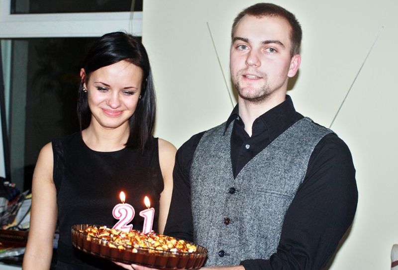 Santa Bernāte ar draugu Kristapu Beitiņu gatavojas nogaršot pašcepto šokolādes kūku. 
Autors: no personiskā albuma