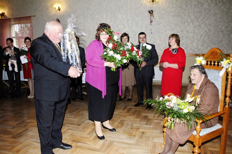 Nellija Sipeniece aizkustināta sauc: «Paldies! Paldies! Paldies! Vairāk neko nevaru pateikt,» saņemot Skaistkalnes pašvaldības ugunsdzēsēju vienības vadītāja Āra Gotharda un pagasta pārvaldes vadītājas Inetas Skustās dāvātos ziedu.
Autors: Foto – Ivars Bogdanovs