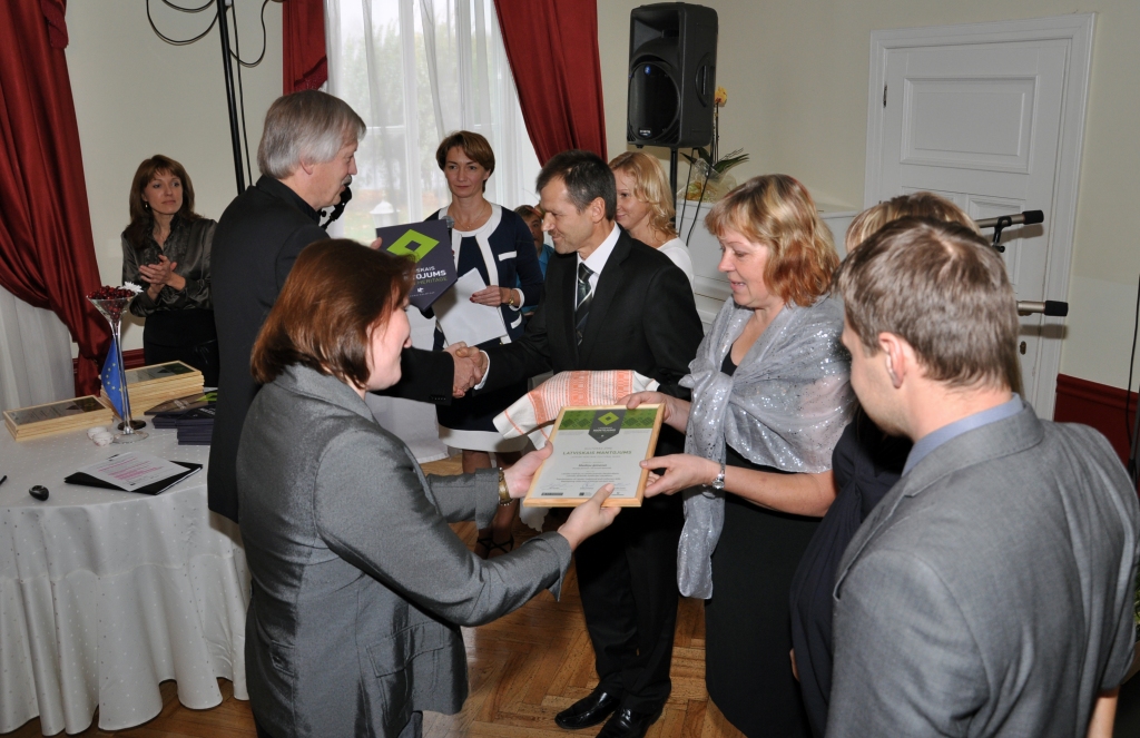  Mārtiņš Mediņš saņem lauku tūrisma mārketinga zīmi «Latviskais mantojums».
Autors: Žanna Zālīte