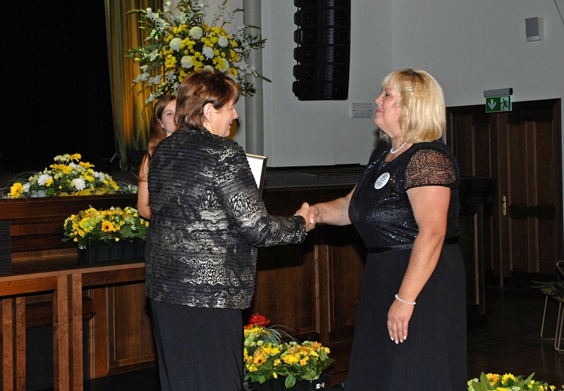 Zemkopības ministre Laimdota Straujuma pasniedz balvu Bauskas novada lauksaimniecības pakalpojumu kooperatīvās sabiedrības «Saimnieks V» vadītājai Mārītei Ķikurei.
Autors: Ivars Bogdanovs