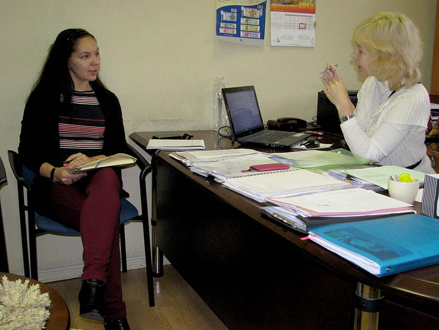 Bauskas deju apriņķa virsvadītāja Guna Trukšāne (no kreisās), tiekoties ar BKC direktori Ilvu Vansoviču, uzteica Bauskas dejotāju lielisko sniegumu aizvadītajos svētkos. 
Autors: Vilnis Auzāns