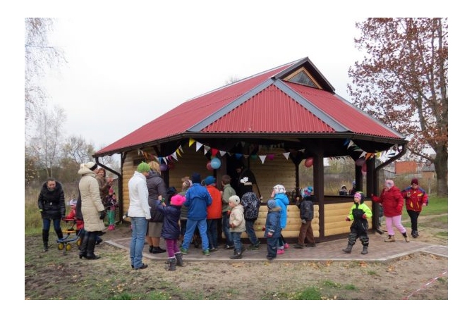 Jaunā nojume ļaus spēlēties svaigā gaisā arī lietainā laikā.
Autors: no skolas arhīva