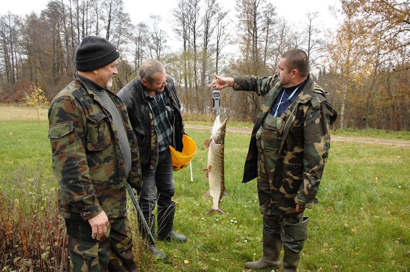 Ilgoņa Dzendoleto (no kreisās) lielo līdaku sver sacensību tiesnesis Raitis Čekšs. 
Autors: Ivars Bogdanovs