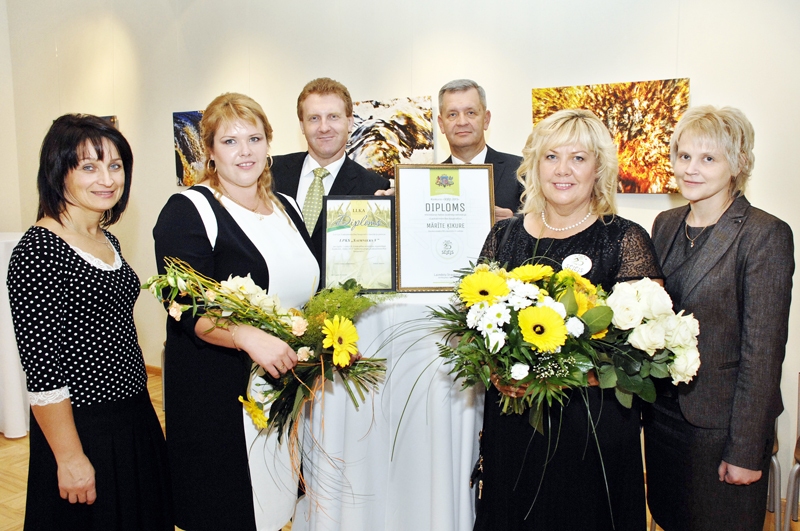 Lauksaimniecības pakalpojumu kooperatīvās sabiedrības «Saimnieks V» vadītāju Mārīti Ķikuri (otrā no labās) sveikt ieradušies Codes pagasta pārvaldes pārstāve Solvita Rotberga (no kreisās), kooperatīva grāmatvede Sanita Markeviča, Latvijas Lauku konsultāciju un izglītības centra valdes priekšsēdētājs Mārtiņš Cimermanis, kooperatīva biedrs Atis Slakteris un Codes pagasta pārvaldes vadītāja Dace Šķiliņa.
Autors: Ivars Bogdanovs