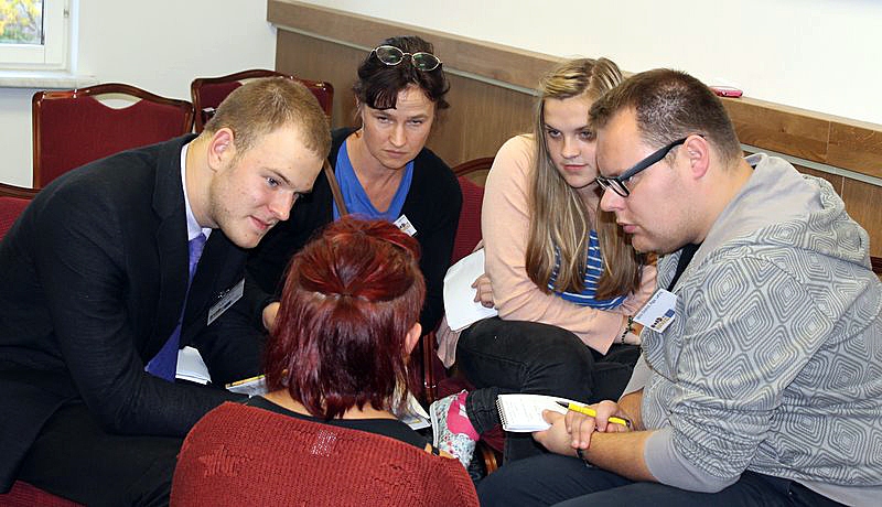 Projekta dalībnieces sarunā ar Ziemeļvalstu ģimnāzijas pārstāvjiem no Rīgas.
Autors: no Vecsaules pamatskolas albuma