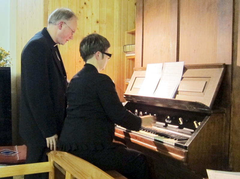 Koncertā luterāņu baznīcā. Pie ērģelēm Zaiga Lazdiņa-Radziņa un mācītājs Rolands Radziņš.
Autors: no albuma