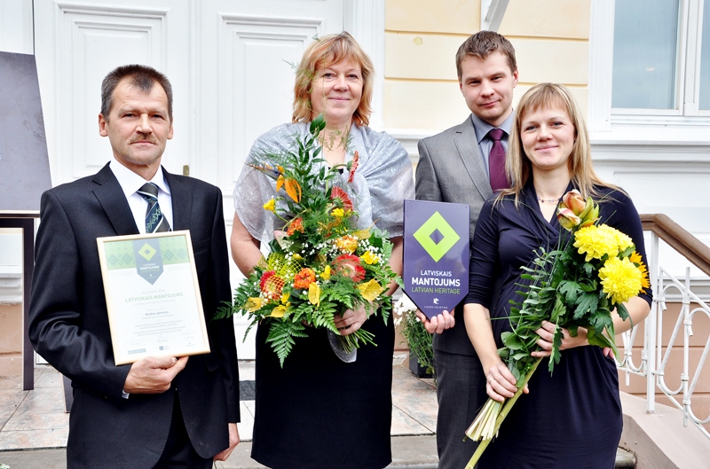 Mediņu dzimtas pārstāvji – Mārtiņš (no kreisās) ar kundzi Ainu, muzeja pārvaldniece Dita Strēle un Jānis Strēlis – sarīkojumā Igates pilī. 
Autors: Žanna Zālīte