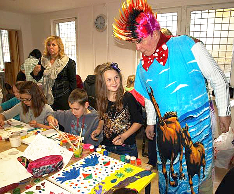 Jānis Anmanis un Jana Arāja vēroja skolēnu darbu un palīdzēja atraisīt fantāziju.
Autors: Foto no plenēra albuma.