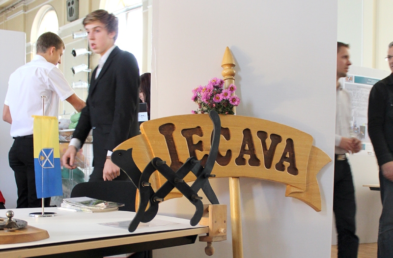 Zālītes jauno tehniķu veidojums – «Melnā pantera» – izgudrotāju izstādes stendā.
Autors: Foto no skolas albuma.