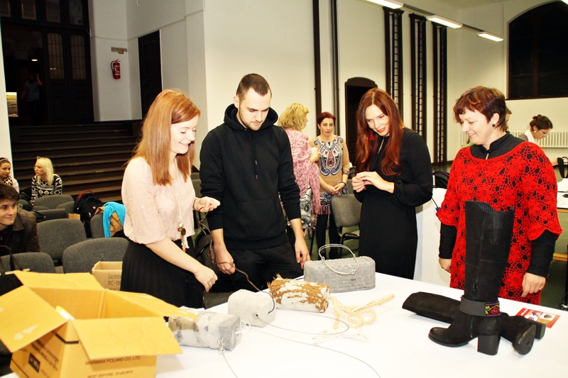 Līgas Vanagas (no kreisās) betona lampas apskata Nauris Cinovics un Aija Freimane (no labās). 
Autors: Foto – Uldis Varnevičs