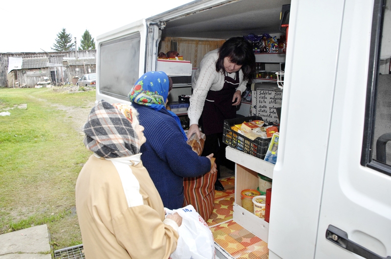 Jaunā autoveikala pastāvīgās klientes –pensionāres– pie pārdevējas Dzintras Ložajevas iegādājas ikdienai nepieciešamos produktus.
Autors: Ivars Bogdanovs