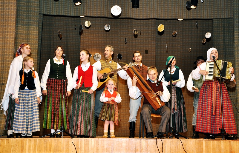 Bārbeles folkloras kopa sezonas atklāšanas pasākumā uzstājās pirmo reizi. Vadītāja Anita Vimba spēlē akordeonu.
Autors: Foto – Žanna Zālīte