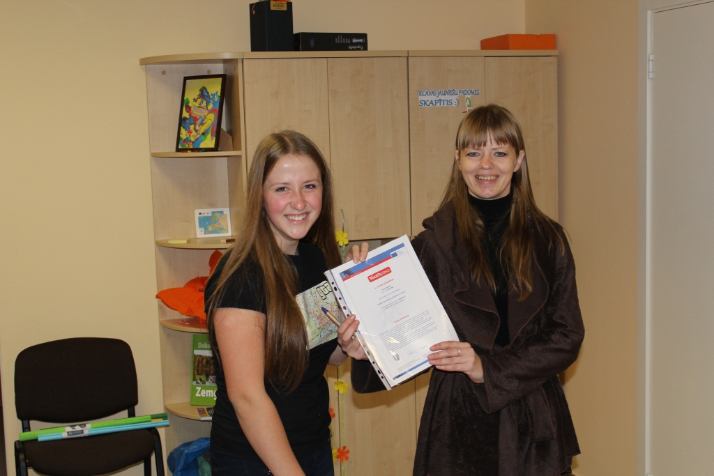 Krista Dārziņa (no kreisās) saņem «Youth pass» no projekta vadītājas Gintas Zaumanes.
Autors: No projekta albuma.
