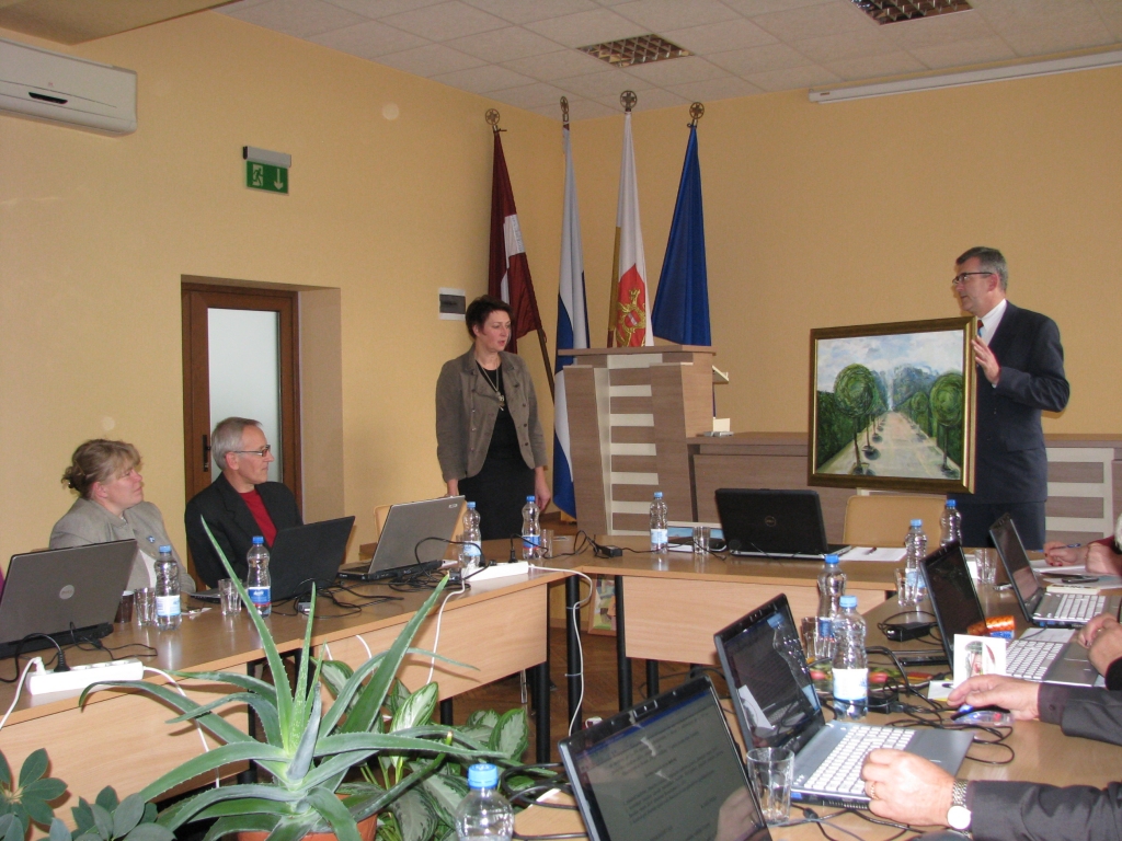 Domes priekšsēdētājs Raitis Ābelnieks rāda gleznu, kuru pašvaldība saņem dāvinājumā no plenēra «Bauskas vasara 2013» dalībniekiem.

Autors: Vilnis Auzāns