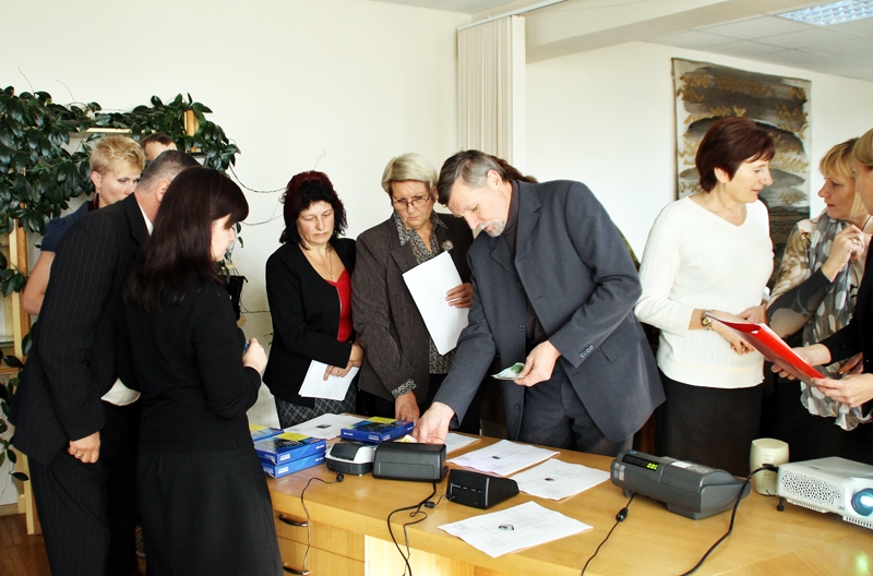 Andris Tauriņš (vidū) demonstrē Bauskas novada uzņēmējiem, kā ar iekārtu palīdzību noteikt, vai naudaszīme nav viltota. 
Autors: Uldis Varnevičs