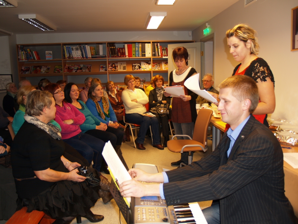 Mākslinieki Zorģu bibliotēkā. Raitis Sirmanis, Jurgita Druseika un Laimdota Vištarte-Leimante atraisīja sirsnīgākās dvēseles stīgas.
Autors: Antra Ērgle