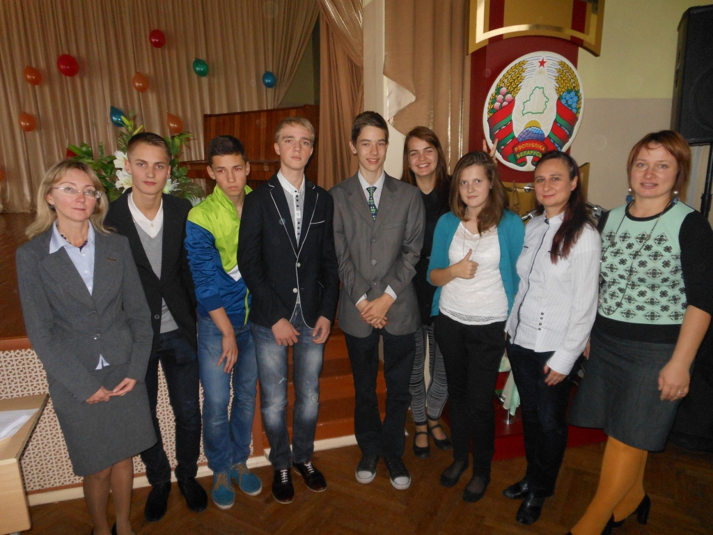 Turnīrā Minskā: Vita Lauciņa-Veinere (pirmā no labās), debašu koordinatore Baltkrievijā Alenka Stepanoviča, Iecavas debatētāji Anna Emīlija Onzule, Maija Krastiņa, Hugo Huberts Puriņš, Rīgas 22. vidusskolas trenere Natālija Šķestere un viņas skolas debatētāji.

Autors: No albuma.