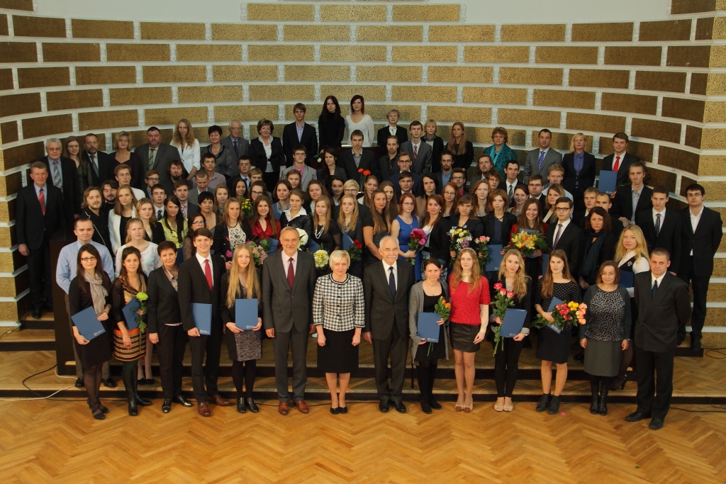 2013./2014. gada mecenātu stipendiātu kopfoto, Mārcis Sējējs – slaidais puisis pēdējā rindā vidū.
Autors: Toms Grīnbergs, LU Preses centrs