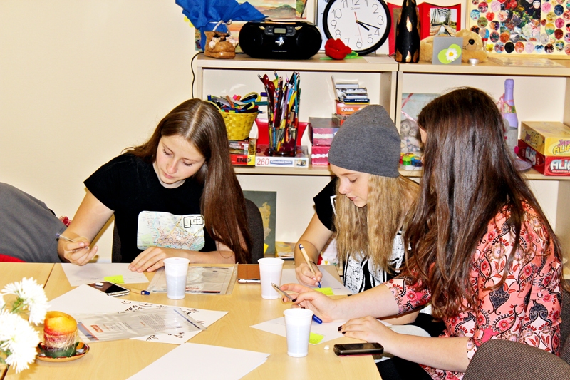 Izstrādā nākotnes plānus. Krista Dārziņa (no kreisās), Monta Zaumane un Betija Celitane fiksē savus aktīvā jaunieša nākotnes nodomus, ko pēc tam prezentēja pārējiem grupas dalībniekiem.
Autors: no projekta albuma