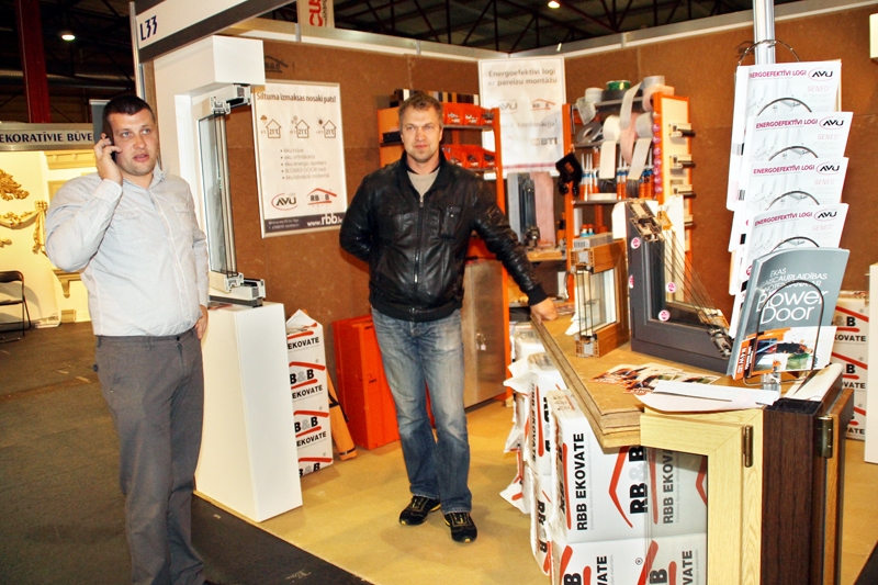 Bauskas novada uzņēmumi izstādē Ķīpsalā. Roberta Lejnieka, SIA «AVU LOGI» valdes locekļa (no kreisās), pārstāvētās firmas gatavotās logu konstrukcijas novietotas uz SIA «RB&B» ražotajām koka plātnēm, ko izrāda Harijs Tučs. 
Autors: Foto – Uldis Varnevičs