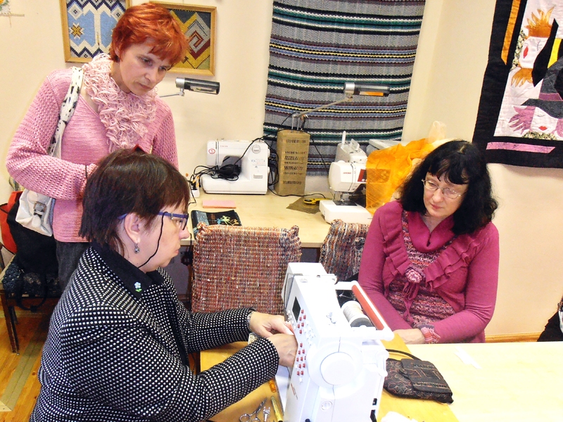 Tekstilmozaīka. Valles vidusskolas skolotāja Skaidrīte Baturoviča (no kreisās) ieklausās iecavnieces Guntas Skeltones padomos tekstilmozaīkas veidošanā. Speciāli uz šo meistarklasi atbraukusi rīdziniece Dagnija Liepa. 
Autors: Foto – Inga Muižniece