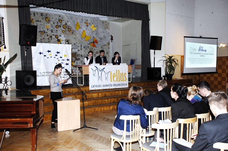 Eiropas Jauniešu parlamenta reģionālajā sesijā Bauskas Valsts ģimnāzijā pulcējās ap 100 Rīgas, Zemgales un Kurzemes pārstāvju.
Autors: Ivars Bogdanovs