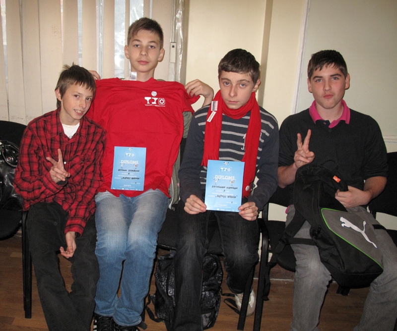 Bauskas 2. vidusskolas audzēkņi Artūrs Beķis (no kreisās), Artūrs Stīpnieks, Kristians Kuzmins un Kevins Belinskis ar diplomiem un dāvanām.
Autors: Anita Zibola