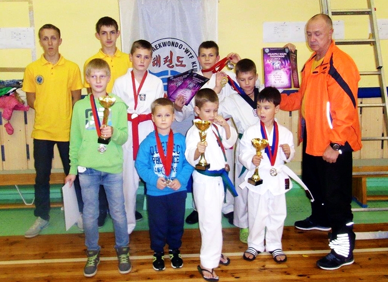 Bauskas teikvondo un hapkido kluba «Sam-Kan TKD» sportisti sacensībās Salaspilī.
Autors: no S. Kirtovska albuma