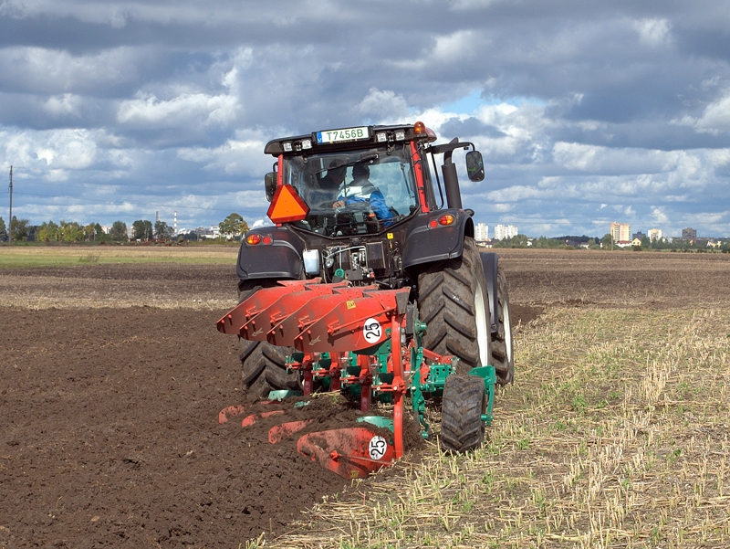 Zemes īpašnieki, cits citam pārdodot lielas platības par augstu cenu, tā paceļot kadastra vērtību un tirgus cenu konkrētajā novadā. 
Autors: laukutikls.lv