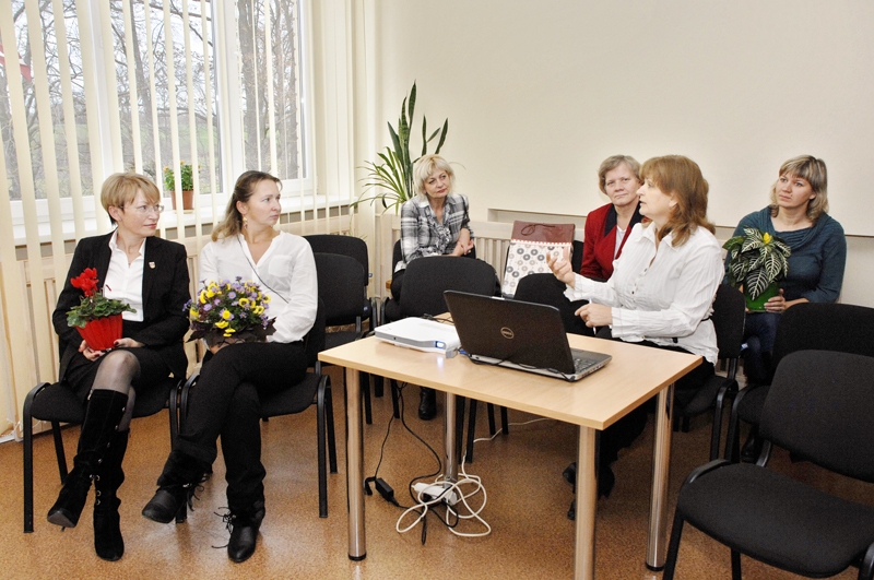 Ludmila Knoka, centra vadītāja (otrā no labās), klātesošos iepazīstināja ar uzņēmēju jaunajām iespējām Rundāles novadā.
Autors: Ivars Bogdanovs