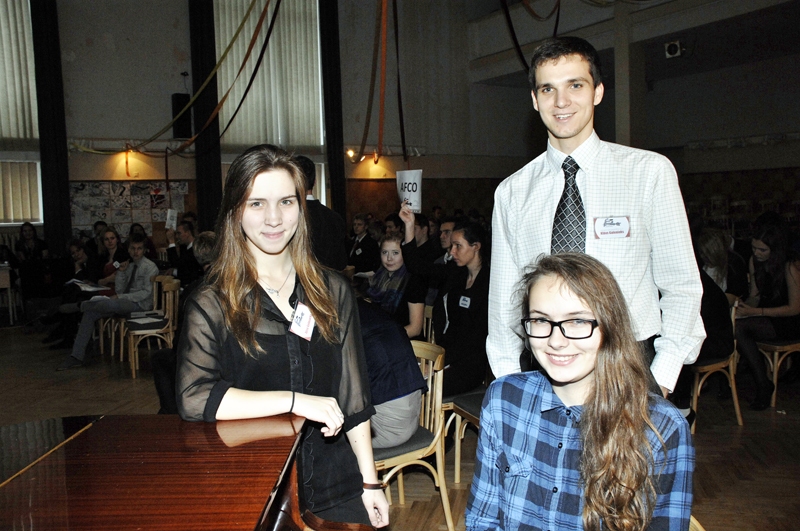 Eiropas Jauniešu parlamenta sesijā. Aivija Grundmane (sēž) no Iecavas šādā pasākumā piedalījās pirmo reizi. Rīkotāji Alise Golovacka un Klāvs Galenieks uzslavē un aicina Zemgales jauniešus piedalīties nākotnes sesijās. 
Autors: Ivars Bogdanovs