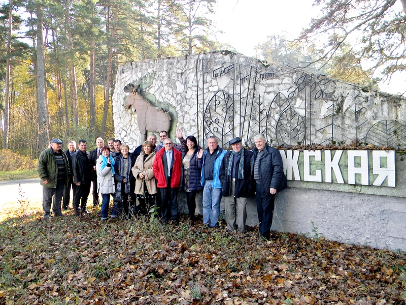 Pie zīmes «Belovežskaja pušča» (Belovežas gārša). Rundāles novada uzņēmēji, pašvaldības priekšsēdētājs Aivars Okmanis un brauciena organizētāja Ludmila Knoka kopā ar Svisločas rajona izpildkomitejas pārstāvjiem. 
Autors: Foto no personiskā albuma.