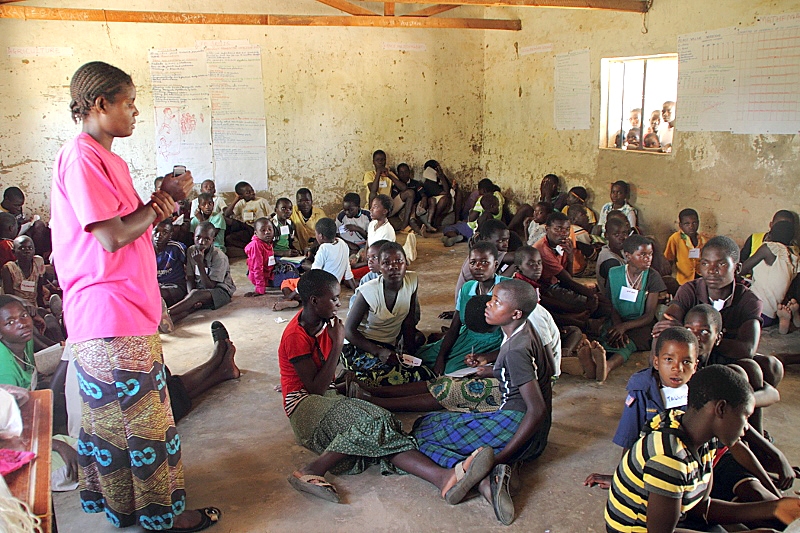 Skolas Malāvijā ir tikpat nabadzīgas kā pati valsts. Visbiežāk tās ir māla būdeles, kurās nav ne galdu, ne krēslu. Arī mācību līdzekļu visiem nepietiek, tāpēc Kristīne ir gandarīta, ka izdevies piesaistīt ziedotāju naudu, par kuru tika atgādātas grāmatas no Eiropas.
Autors: Foto no K. Brūveres personīgā arhīva.