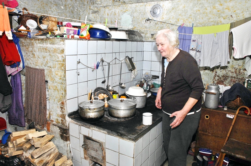 Anita Ķēniņa, «Cedelmaņu» saimniece, stāsta, ka pirmās brīvvalsts laikā izbūvētā plītiņa vēl joprojām labi silda.
Autors: Foto – Ivars Bogdanovs