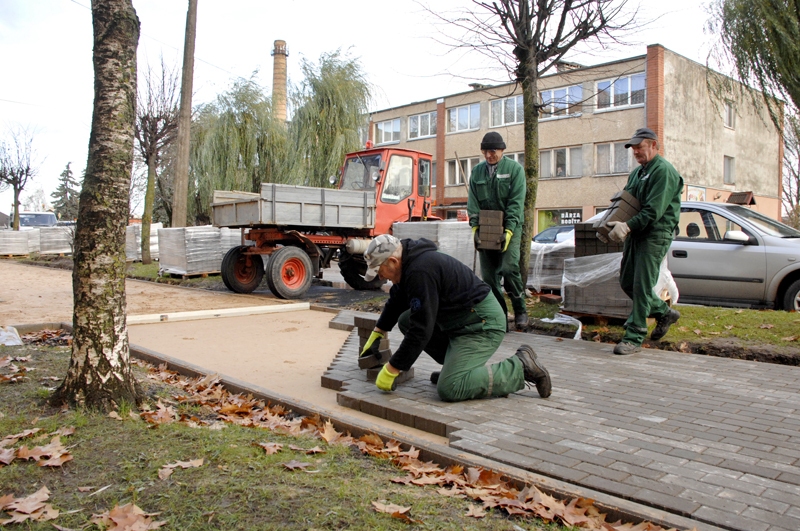 Uldis Cinovskis, SIA «Vides serviss» strādnieks, liek bruģakmens segumu ietvei pie Salātu ielas 12. mājas.
Autors: Foto – Ivars Bogdanovs