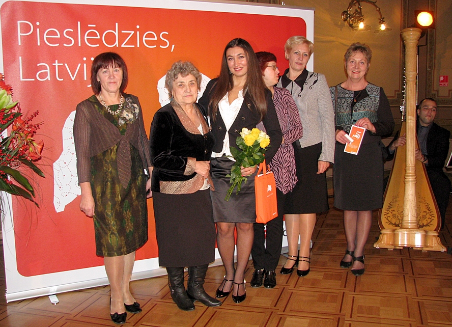 Svinīgajā pedagogu godināšanas ceremonijā Latvijas Nacionālajā operā Rasma Trubača (no kreisās), Ārija Gusta, Irīna Stapkēviča, Maruta Sirmane, Daiga Vīlipa un Linuta Ģerģe.
Autors: Vilnis Auzāns