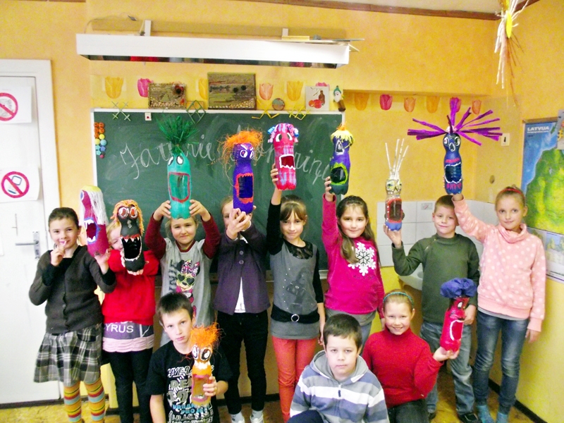 Mežotnes pamatskolas 3. klases skolēni izgatavojuši konfekšu Mošķīšus – konfektes liekamas Mošķītim mutē.
Autors: no personiskā albuma