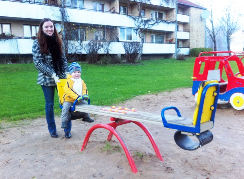 Ieva Kauce ar dēlu pavada daudz laika, spēlējoties sakoptās, drošās un parasti bērnu piepildītās vietās.
Autors: Foto – Lauma Ieveniece