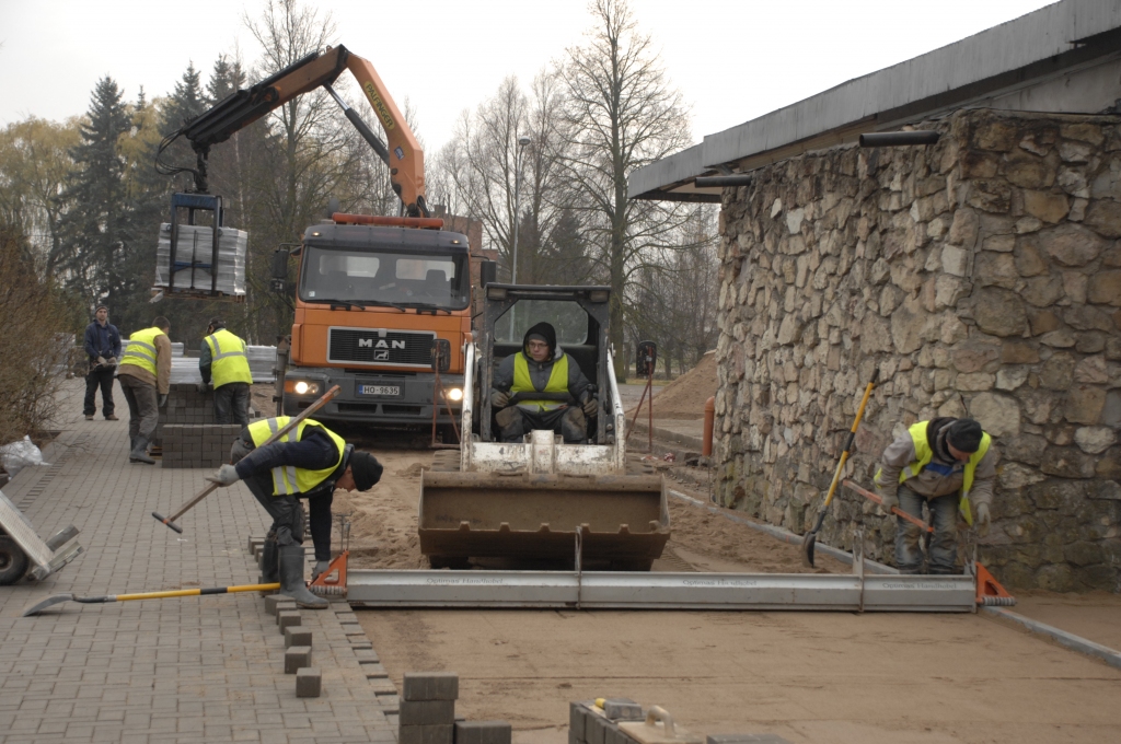 SIA «Kvintets M» vīri rosīgi strādā, bruģējot laukumu pie Grenctāles kultūras nama. 
Autors: Ivars Bogdanovs