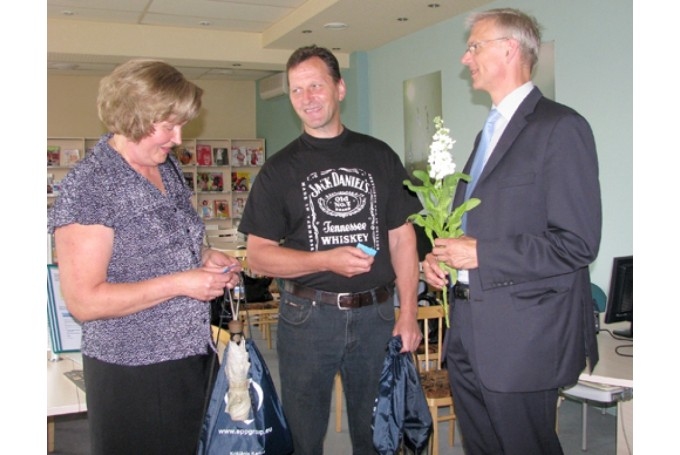 Eiropas Parlamenta deputāts Krišjānis Kariņš sveic konkursa izlozes veiksminieci Mārīti Agrumu un Initas Gilbertes vīru Valdi Raisteru.
Autors: No arhīva.